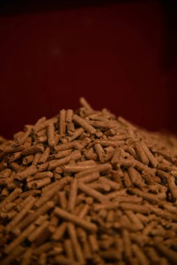 Meşe topaklarıyla dolu pelet sobası. Alternatif yakıt kavramı. Yenilenebilir eko enerjili ısıtma evi.