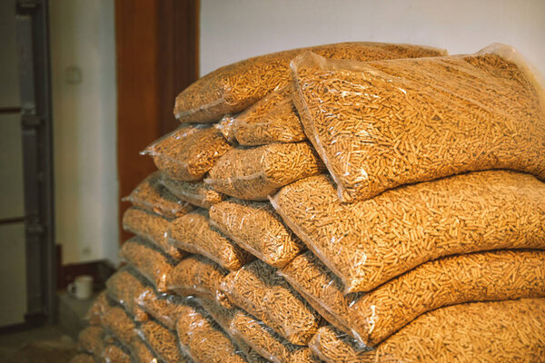 Куча мешков с деревянными гранулами.
