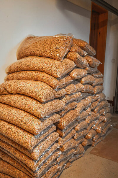 Хранение деревянных гранул. Альтернативная концепция топлива. Отопление домохозяйства с возобновляемой эко-энергией. Сжатые опилки для подогрева воды и интерьеров.