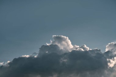 Bulutlu, karamsar bir gökyüzü. Doğa arkaplan dokusu