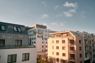 Yeni modern daire kompleksi. Açık hava tesisleri olan düşük katlı Avrupa apartmanı kompleksi.