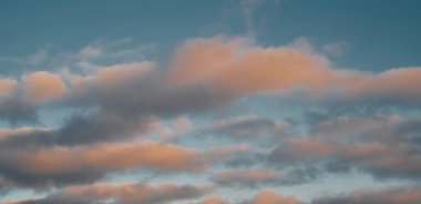 Bulutlu, karamsar bir gökyüzü. Doğa arkaplan dokusu