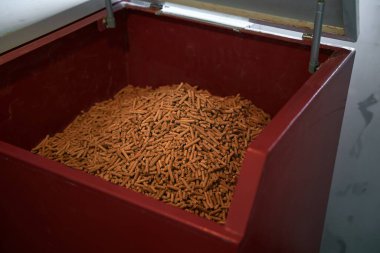 Meşe topaklarıyla dolu pelet sobası. Alternatif yakıt kavramı. Yenilenebilir eko enerjili ısıtma evi.