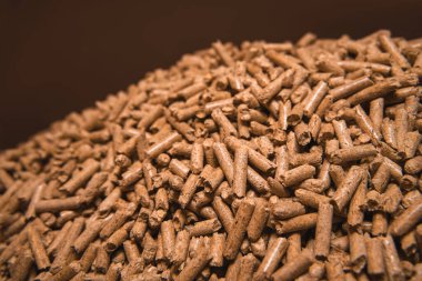 Tahta pelet düzlüğü. Yenilenebilir ve sürdürülebilir yakıt. 6 mm 'lik mermiler ahşap endüstrisinin yan ürünüdür.