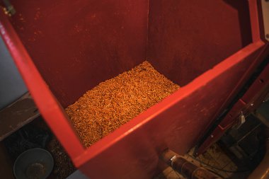 Pellet sobası yakıt dolu. Yenilenebilir ev ısıtmasıyla daha iyi bir gelecek ve sürdürülebilir konsept