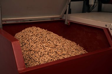 Tahta topak manzaralı. Ekolojik ve sürdürülebilir yakıta yakın çekim. Yenilenebilir ev ısıtma malzemesi. Woodpellet makrosu.