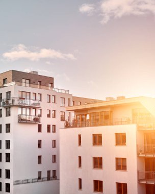 Yeni modern daire kompleksi. Açık hava tesisleri olan düşük katlı Avrupa apartmanı kompleksi.