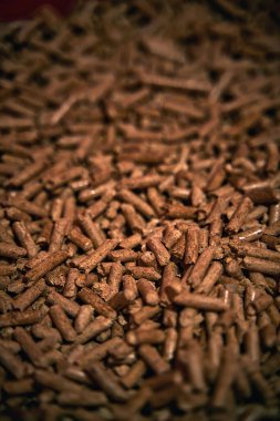 Ahşap Topaklar tuvaleti. 6 mm çapında ahşap sıkıştırılmış silindir rulo, evleri ısıtmak için kullanılır. Çevre yenilenebilir biyoyakıt.