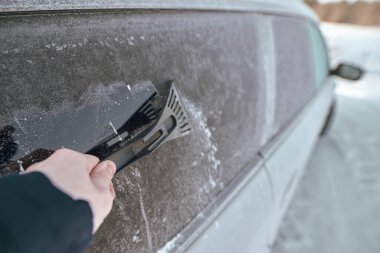 Buz kazıyorum. Kış sezonu cam temizliği. Araba camlarından kar ve buz temizleme ve kaldırma