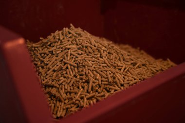 Isıtma sobası ve ahşap topaklar