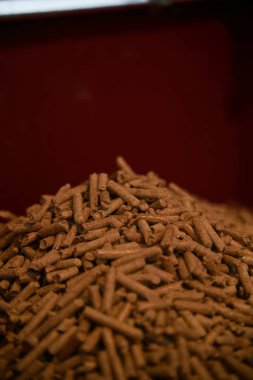 Yığılmış ahşap topaklara yakın çekim. Detaylı ahşap kurşunlar. Pelet dokusu