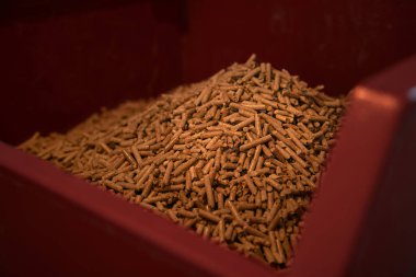 Ahşap Topaklar tuvaleti. 6 mm çapında ahşap sıkıştırılmış silindir rulo, evleri ısıtmak için kullanılır. Çevre yenilenebilir biyoyakıt.