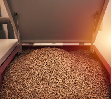 Tahta pelet ısıtma sobası. Kazan dairesinde yakıtlı katı yakıt kazanı.