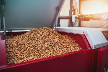 Kazan dairesinde yakıtlı katı yakıt kazanı. Ahşap pelet ısıtma sobası.