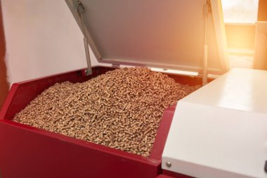 Tahta pelet ısıtma sobası. Kazan dairesinde yakıtlı katı yakıt kazanı.