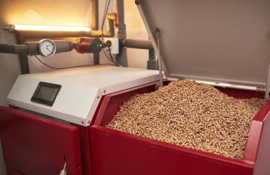 Tahta pelet ısıtma sobası. Kazan dairesinde yakıtlı katı yakıt kazanı.