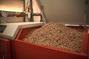 Tahta pelet ısıtma sobası. Kazan dairesinde yakıtlı katı yakıt kazanı.