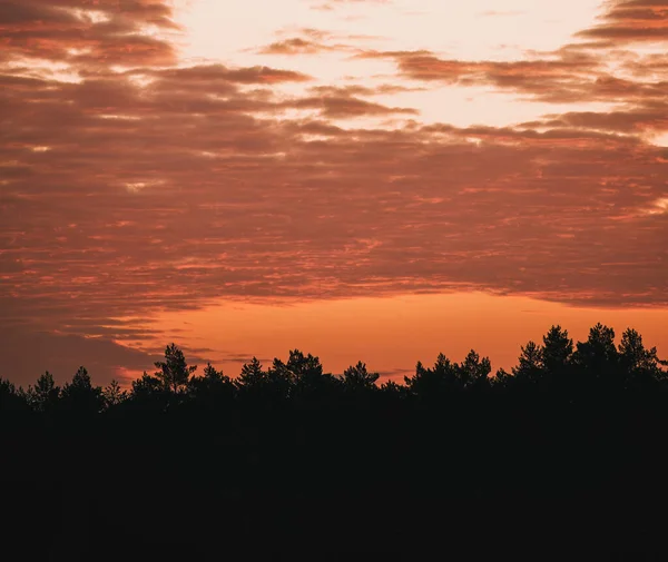Zachód Słońca Niebo Żywymi Pomarańczowymi Gradientami Chmury Nad Obszarem Wiejskim — Zdjęcie stockowe