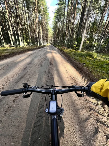 Pov För Cykling Närbild Cykel Styre Med Skog Grus Väg — Stockfoto