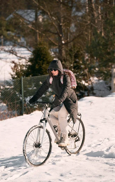 Mujer Monta Bicicleta Invierno Chica Feliz Lleva Chaqueta Invierno Negro — Foto de Stock