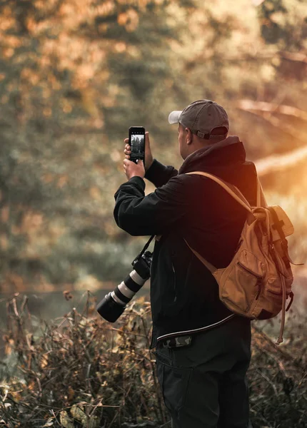 Profissional Fotógrafo Vida Selvagem Homem Tirar Fotos Com Equipamento Câmera — Fotografia de Stock