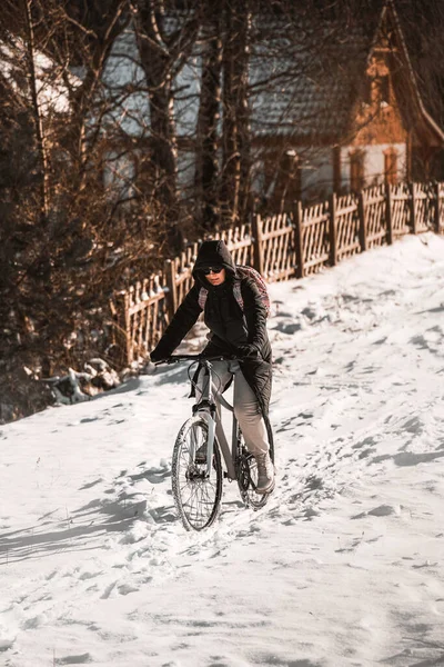 Mujer Monta Bicicleta Invierno Chica Feliz Lleva Chaqueta Invierno Negro — Foto de Stock