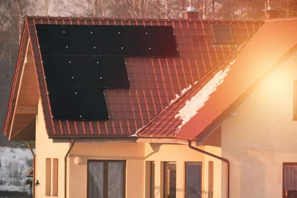 Fotovoltaicos Instalados Telhado Uma Casa Conceito Casa Passiva Futura Energia — Fotografia de Stock
