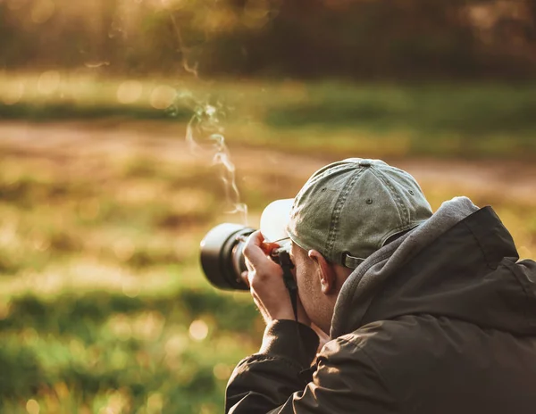 Professional Wildlife Photographer Man Taking Pictures Digital Camera Equipment Birds — Stock fotografie