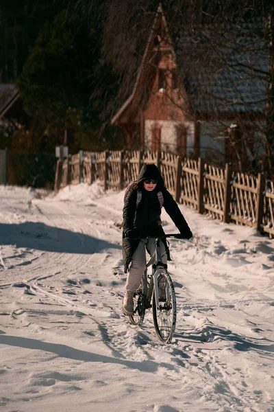 Mulher Monta Bicicleta Inverno Neve — Fotografia de Stock