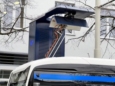26.02.2023 Gdynia, Trojmiasto, Polonya, Avrupa. Elektrikli toplu taşıma otobüsünü şarj eden bir pantografın yakın çekimi