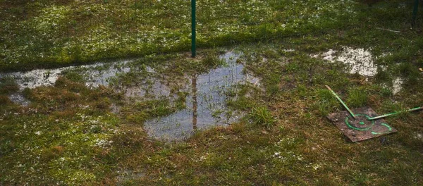 Regenentwässerung Und Abwasserprobleme Hydrophobe Und Trockene Böden Nehmen Kaum Wasser — Stockfoto