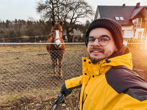 Parrakas Mies Selfie Hevosen Kanssa — kuvapankkivalokuva