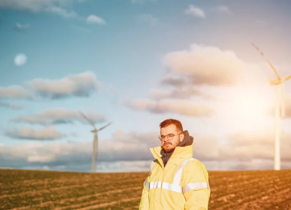 Sähkömies Tuuliturbiinien Lähellä Uusiutuvan Vihreän Energian Käsite — kuvapankkivalokuva