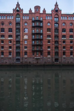 Hamburg Speicherstadt. Almanya 'nın Hamburg şehrinde, Depo (Speicherstadt), alacakaranlıkta. Su kanallarının oradaki eski bir kasaba. HafenCity Hamburg, Almanya.