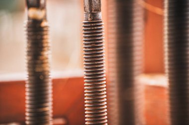 Sürgü ipliğine yakın çekim. Eski paslı cıvata ipliği.