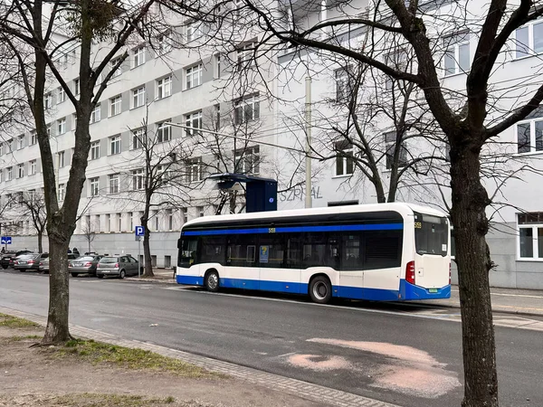 2023 Gdynia Trojmiasto Polónia Europa Ônibus Elétrico Azul Uma Parada — Fotografia de Stock