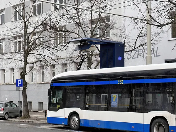 Gdynia Polonia 2023 Autobús Eléctrico Una Estación Carga Ciudad Transporte — Foto de Stock
