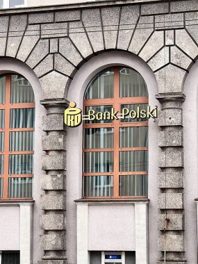26.02.2023 Gdynia, Polonya, Avrupa. Gdynia 'nın merkezindeki Polonya bankası. PKO bankası polski dış görünüş