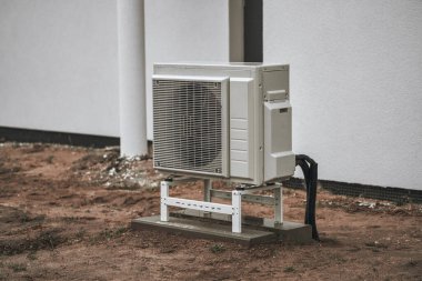 Yer Kaynağı Isı Pompa Birimi. Yerdeki ısı pompası. Isı pompası, verimli bir ısı kaynağı. Sürdürülebilir gelecek ısıtması.