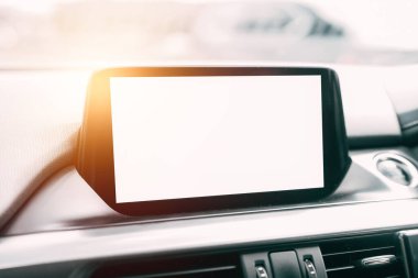 Telefon, müzik ve navigasyon modeliyle modern araba bilgi işleme sistemi. Arabanın içindeki boş ekranı kapat.