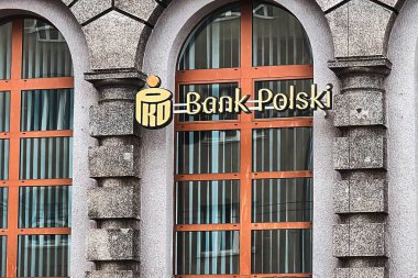 26.02.2023 Gdynia, Polonya, Avrupa. Gdynia 'nın merkezindeki Polonya bankası. PKO bankası polski dış görünüş