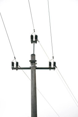Somut elektrik direği ve izole gökyüzü ile elektrik trafosu..