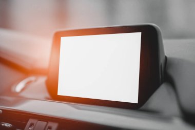 Modern araç bilgi işleme sistemi boş ekran modeli. Arabanın içi..