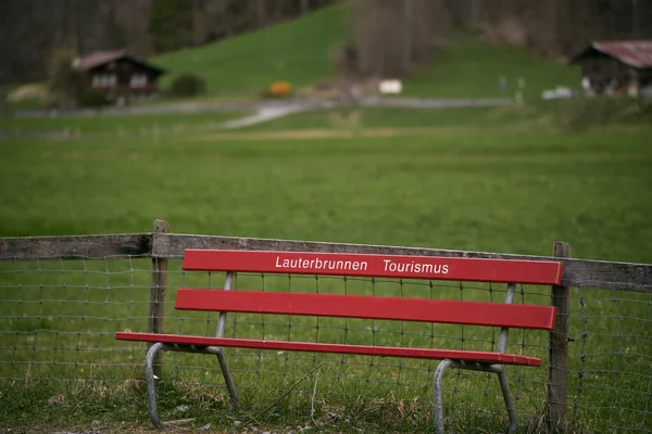 スイスアルプスの観光地のベンチ — ストック写真