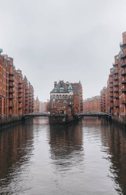 Hamburg Speicherstadt. Almanya 'nın Hamburg şehrinde, Depo (Speicherstadt), alacakaranlıkta. Su kanallarının oradaki eski bir kasaba. HafenCity Hamburg, Almanya.