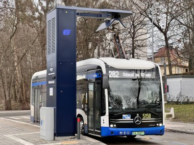 Gdynia, Polonya - 26 02 2023: Şehirde bir şarj istasyonunda elektrikli otobüs. Sıfır emisyon toplu taşıma.