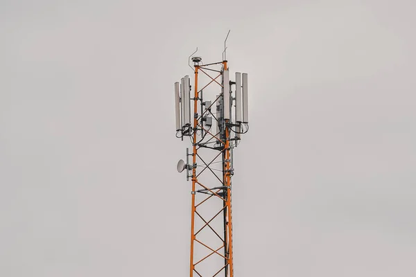 Una Torre Telefonía Celular Con Cielo Oscuro Detrás —  Fotos de Stock