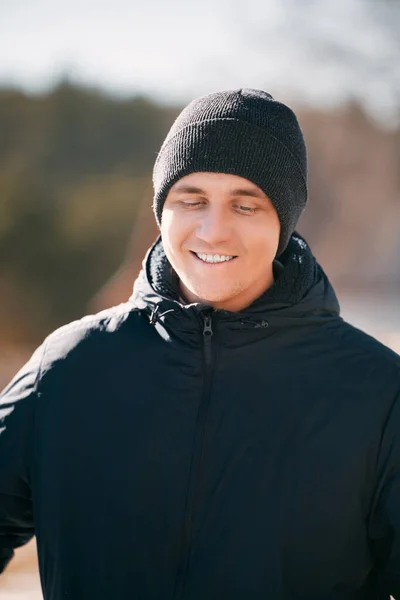 Ευτυχισμένος Άνθρωπος Χειμώνα Υπαίθριο Πορτρέτο Άντρας Περπατά Μια Ηλιόλουστη Κρύα — Φωτογραφία Αρχείου