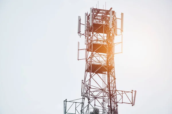 Una Torre Telefonía Celular Campo Con Árboles Fondo —  Fotos de Stock