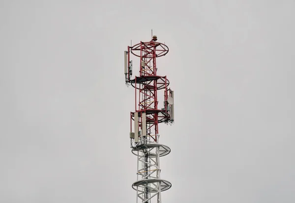 Una Torre Telefonía Celular Con Cielo Oscuro Detrás — Foto de Stock
